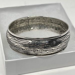 Beautiful sterling silver bangle. Intricate textured detail. Heavy- 47.1g